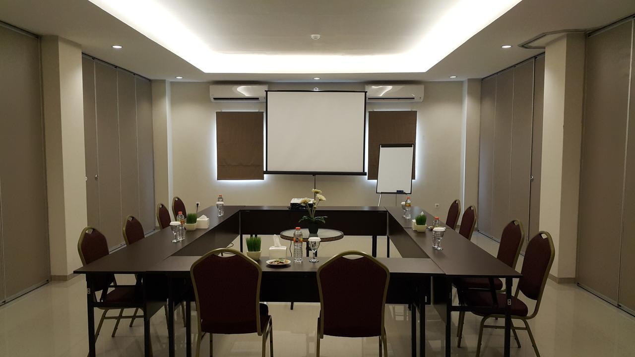 Biz Hotel Ambon Buitenkant foto