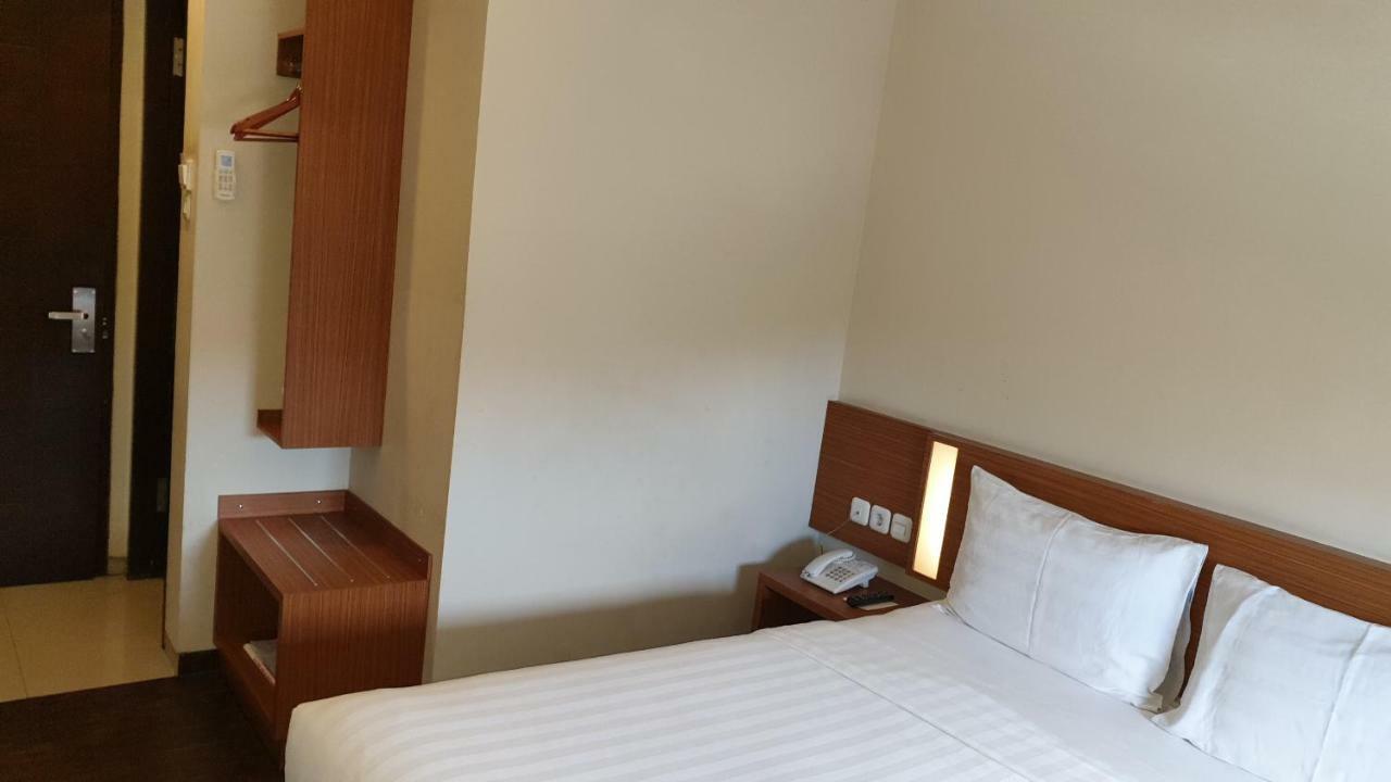 Biz Hotel Ambon Buitenkant foto