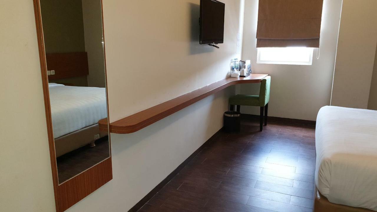 Biz Hotel Ambon Buitenkant foto