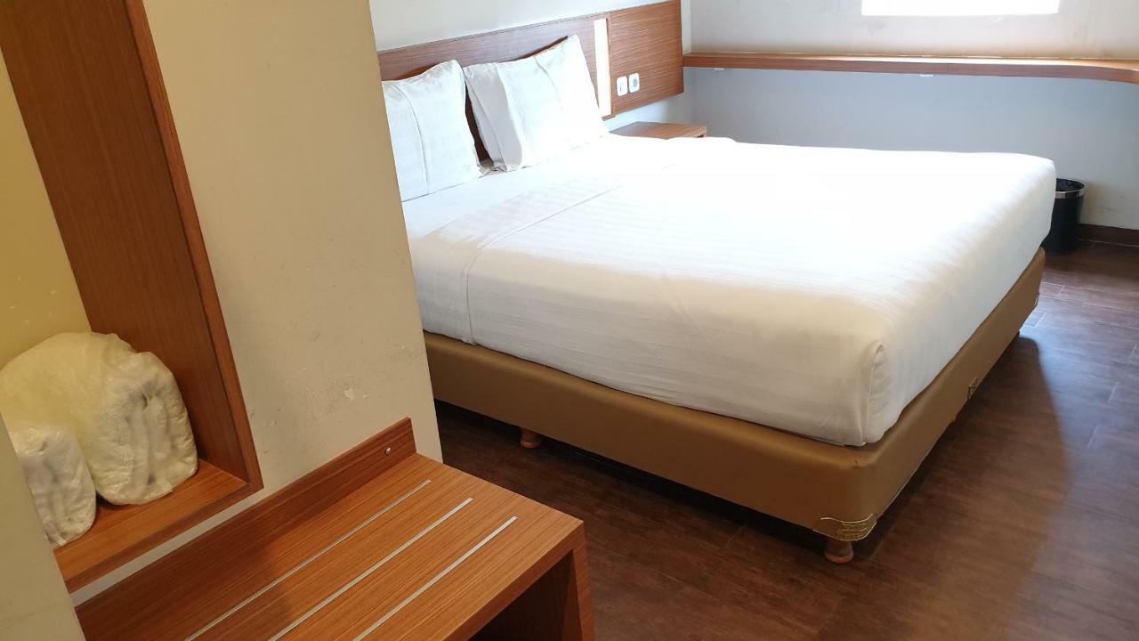 Biz Hotel Ambon Buitenkant foto